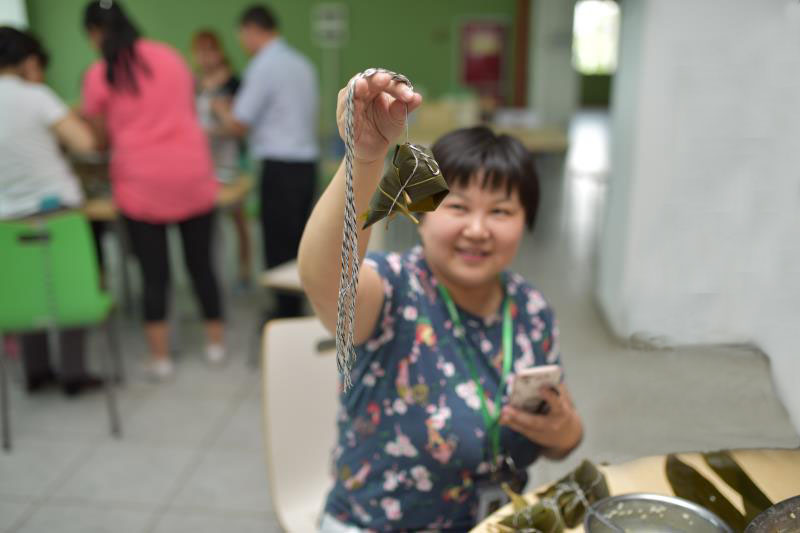 美高梅MGM生物开展“端午佳节，欢乐包棕子”活动3